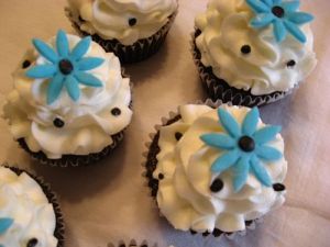 Black and White Cupcakes with Blue Daisies!